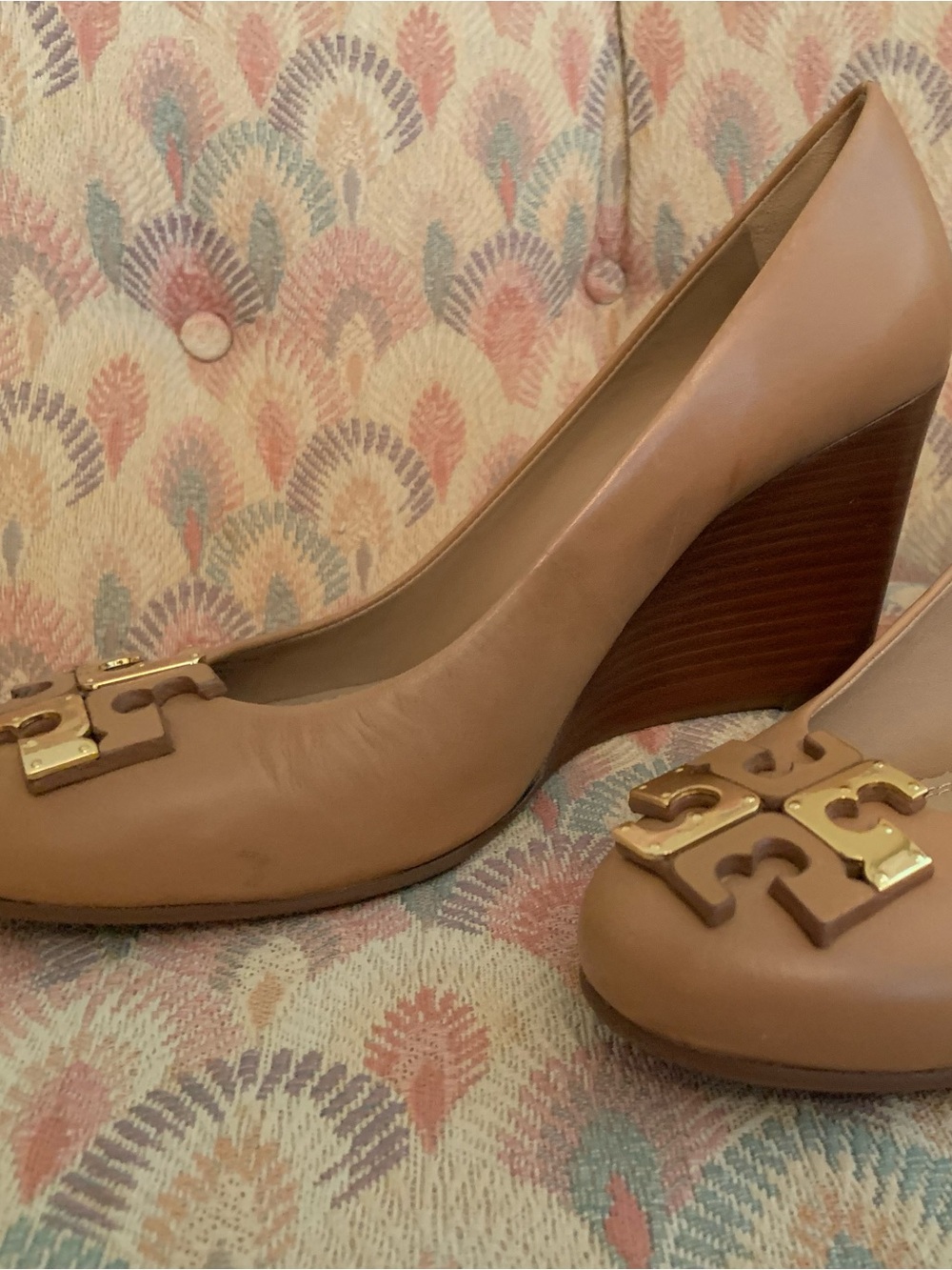 Tory Burch Lowell Natural Blush Leather Wedge Heels with Gold Logo Size 7.5